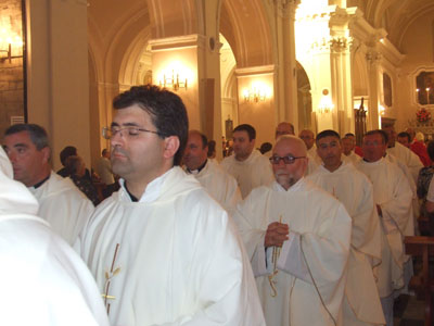 Al termine della celebrazione i sacerdoti lasciano la cattedrale in corteo