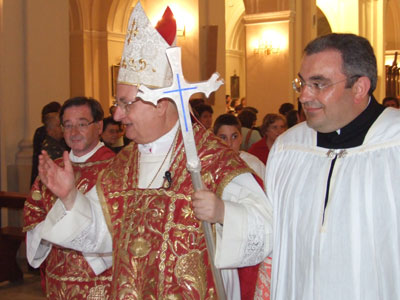S.E. Rev.ma Mons. Giuseppe Bertello saluta i fedeli presenti in cattedrale