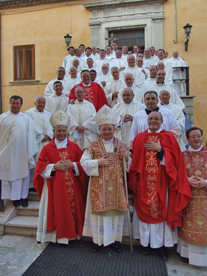 Foto ricordo di tutti i sacerdoti presenti alla celebrazione