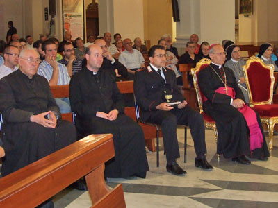 Il Vescovo Scotti assiste alla conferenza insieme ad un rappresentante dell Arma dei Carabinieri e a numerosi cittadini di Trivento pervenuti in Cattedrale.