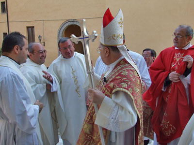 S.E. Rev.ma Mons. Giuseppe Bertello con alcuni sacerdoti della Docesi. Nella foto: il Nunzio Apostolico saluta don Luca Mastrangelo, Vice Rettore – Economo del Collegio Capranica in Roma