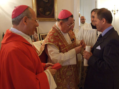 Il Nunzio consegna un'onorificenza all'ing. Sergio Berardinelli che si è reso benemerito per l'intenso lavoro svolto come responsabile dell'ufficio tecnico della Diocesi