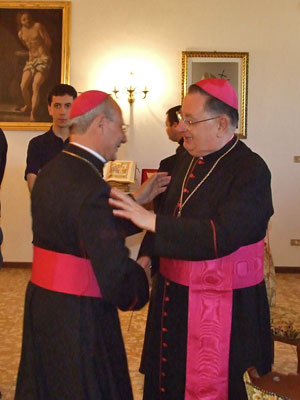 Il momento dell'incontro tra il vescovo Domenico Scotti ed il Nunzio Apostolico S.E. Rev.ma Mons. Giuseppe Bertello