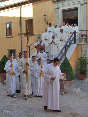 Il corteo dei sacerdoti lascia l'Episcopio per recarsi in cattedrale per la celebrazione della Santa Messa
