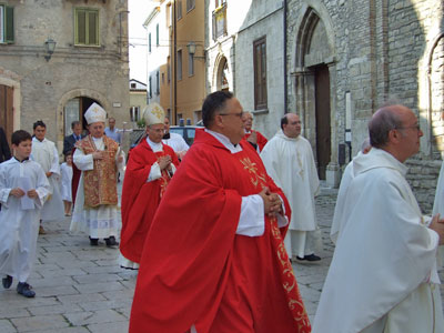 Il corteo è chiuso dal nostro Vescovo S.E. Mons. Domenico Scotti e da S.E. Rev.ma Mons. Giuseppe Bertello