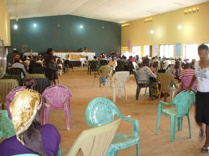 Incontri di gruppo durante il Sinodo Diocesano tenuto nel salone del Centro Pastorale di Mamfe dal 30 aprile al 6 maggio