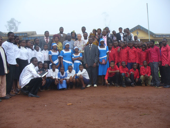 Gruppi ecclesiali di giovani di un villaggio in un incontro di una mattinata dopo la Messa.