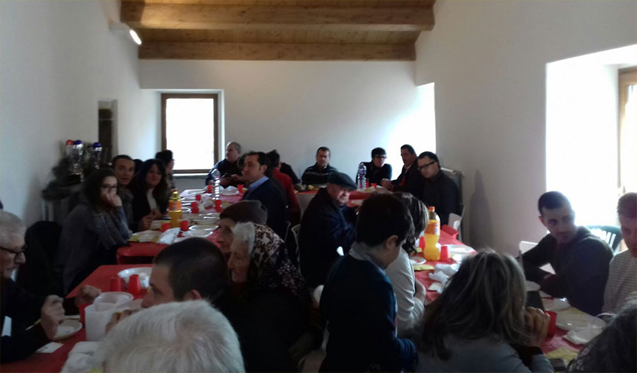 Una foto della comunità di Villacanale durante il pranzo di Natale
