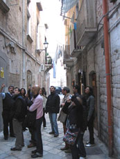 12 e 13 Inizia la parte turistica della giornata, insieme a Mariateresa raggiungiamo Bari dove, nei pressi della Cattedrale ci aspetta un simpatico Michele Fanelli, vice presidente Acli della provincia di Bari che ci accompagna in una meravigliosa passeggiata culturale per le vie della Bari vecchia...