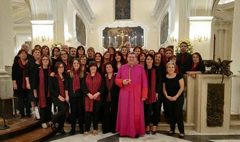 Una foto del Vescovo Claudio Palumbo con il coro della Cattedrale di Trivento