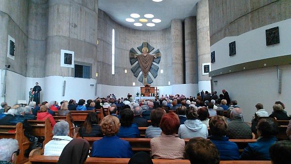 un'immagine del funerale di don Costantino Carnevale