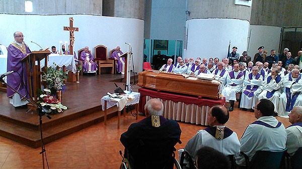 un'immagine del funerale di don Costantino Carnevale