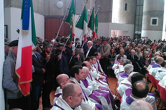 un'immagine del funerale di don Costantino Carnevale