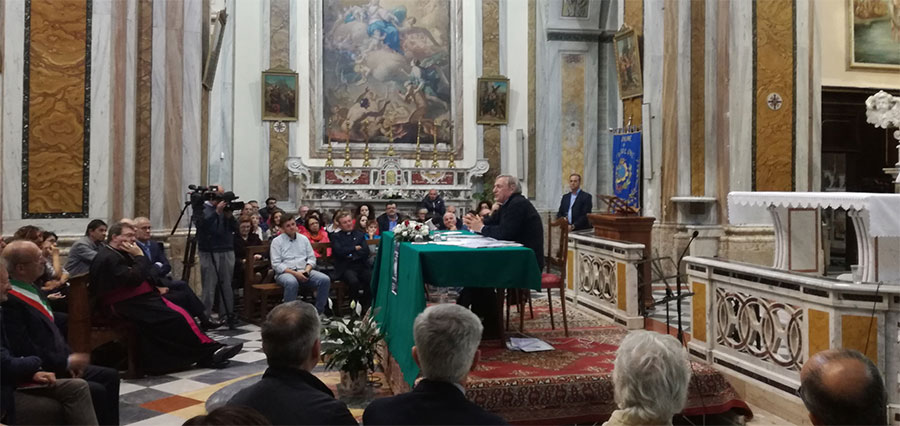 Un'immagine della conferenza con don Luigi Ciotti a Frosolone