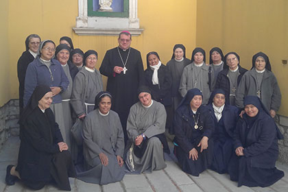 Una foto del Vescovo Claudio Palumbo con alcune suore di Trivento