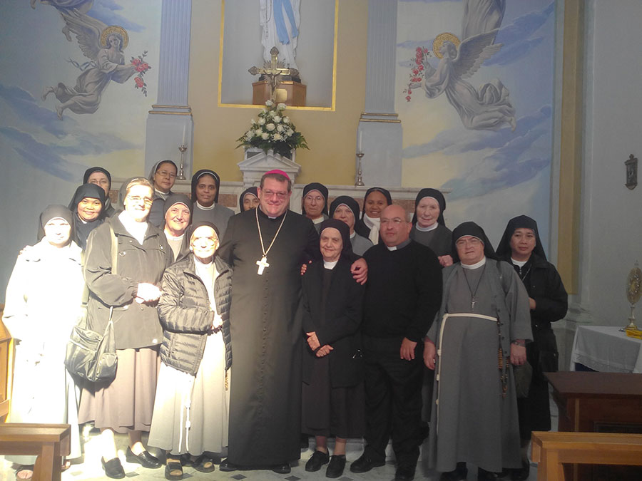 Una foto del Vescovo Claudio Palumbo con un gruppo di suore della Diocesi di Trivento