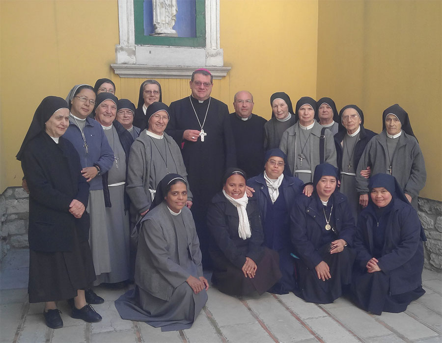 Il Vescovo Claudio Palumbo con un gruppo di suore della Diocesi di Trivento