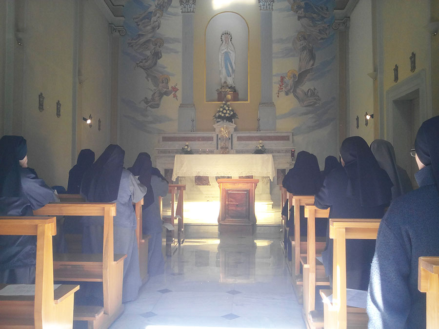 Una foto di un gruppo di suore della Diocesi di Trivento durante un momento di preghiera