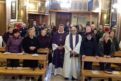 Una foto della comunità di Villacanale insieme al Claudio Palumbo, Vescovo di Trivento