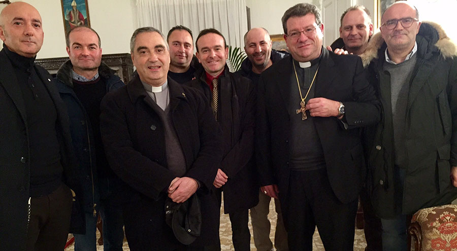Una foto di gruppo degli ex seminaristi, insieme al vescovo Claudio e al rettore del seminario Don Elio