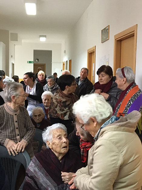 Una foto di gruppo con il Vescovo Claudio Palumbo