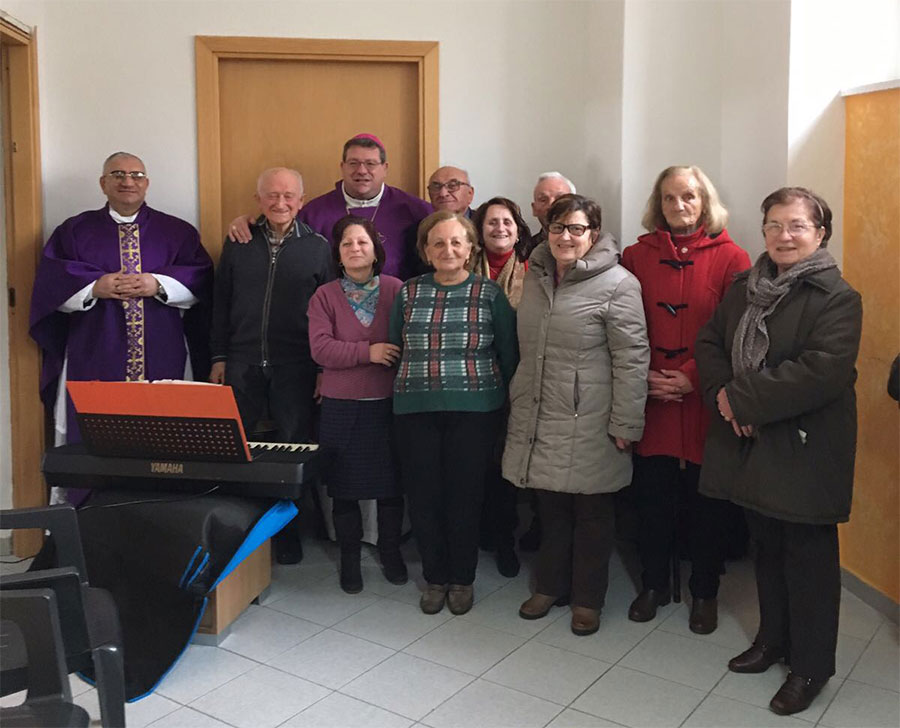 Una foto di gruppo con il Vescovo Claudio Palumbo