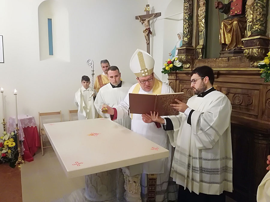 Una foto del Vescovo Claudio Palumbo durante la consacrazione dell'altare