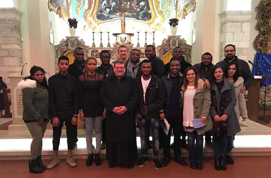 Una foto di gruppo con il Vescovo Claudio Palumbo