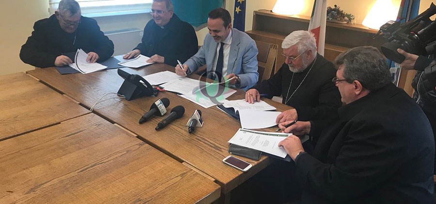 Una foto dei vescovi molisani con il presidente della Regione Molise