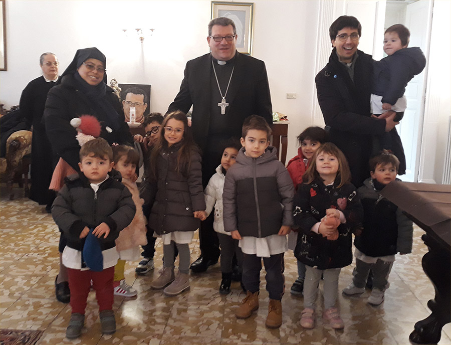 Una foto di gruppo con il vescovo di Trivento Claudio Palumbo