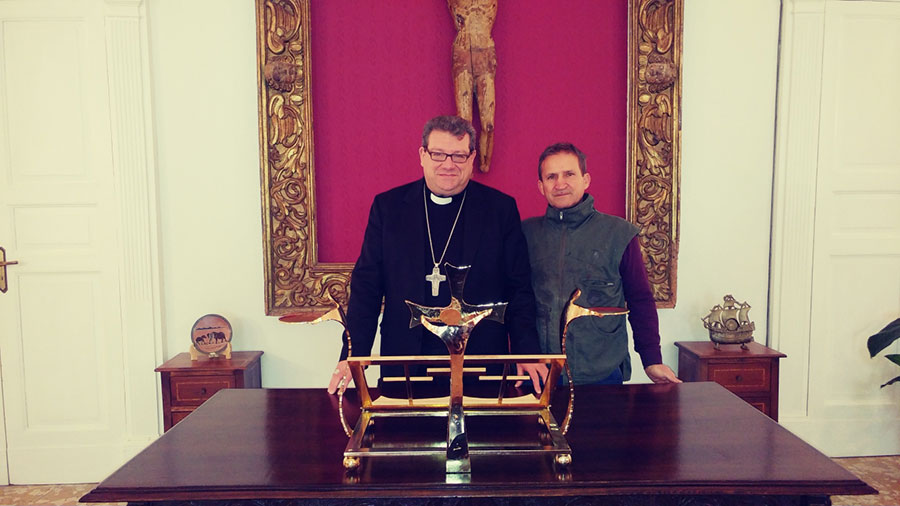 Una foto del Vescovo Claudio con l'artista Fernando Izzi di Torella del Sannio