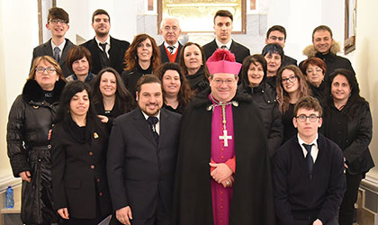 Una foto del coro parrocchiale con il vescovo claudio Palumbo