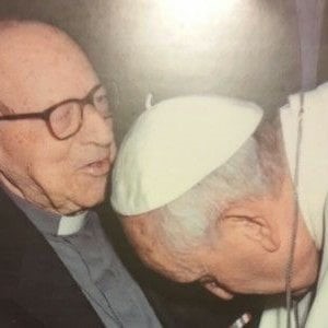 Una foto di Don Carmelo Sciullo con Papa Francesco