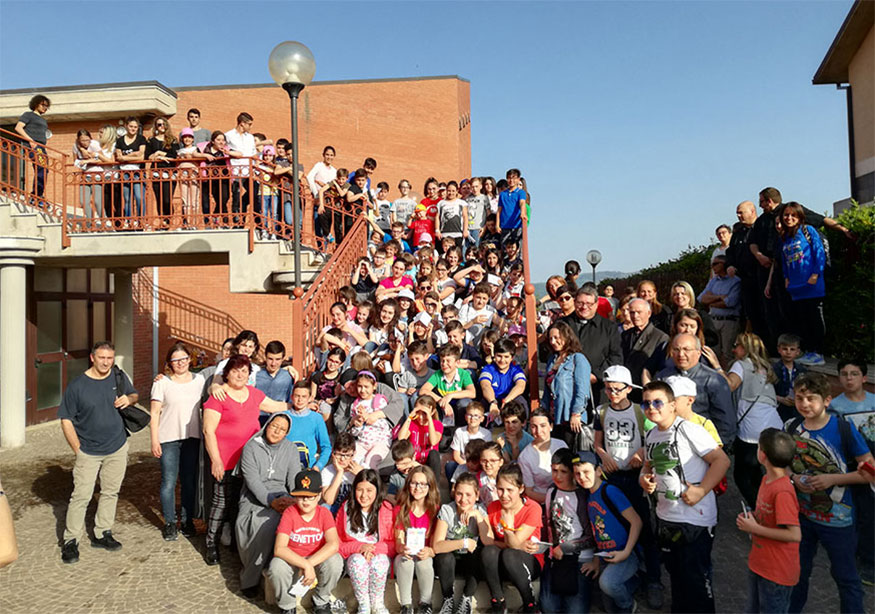 Una foto di gruppo dei ragazzi della Diocesi di Trivento con il vescovo Claudio Palumbo