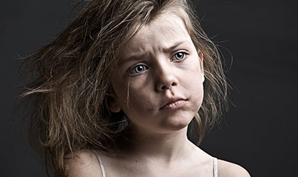 Immagine di una bambina vittima di violenza