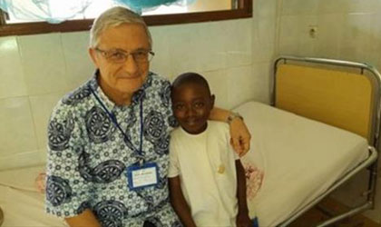 Una foto di don Antonio Mascia con un bambino camerunense