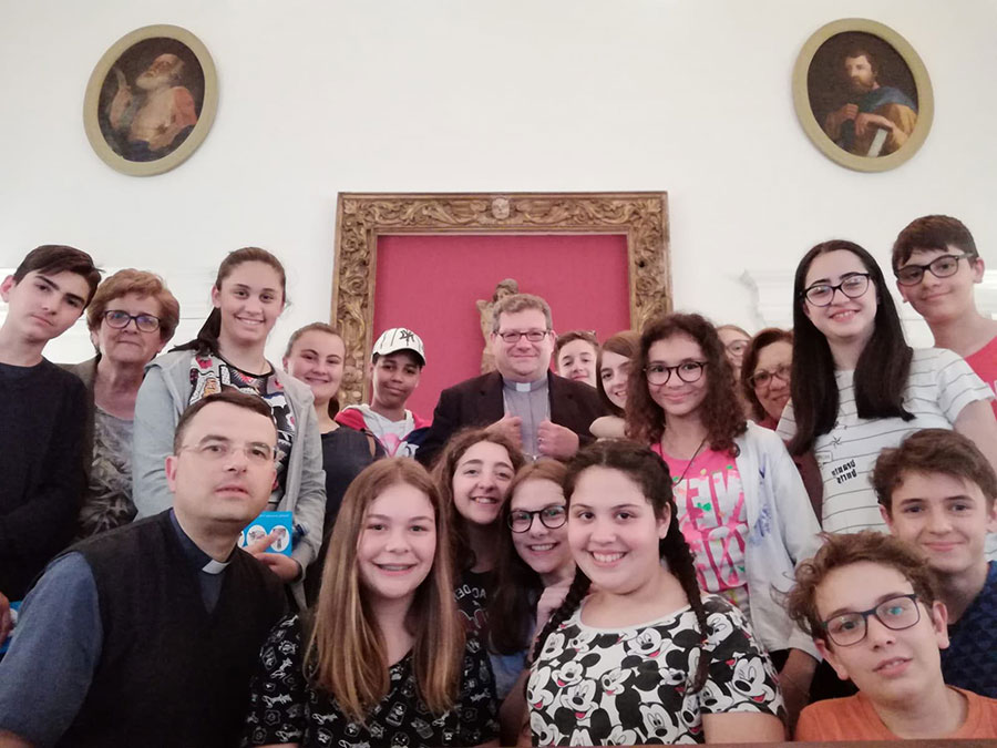 Una foto di gruppo dei cresimandi di Frosolone con il Vescovo di Trivento Claudio Palumbo