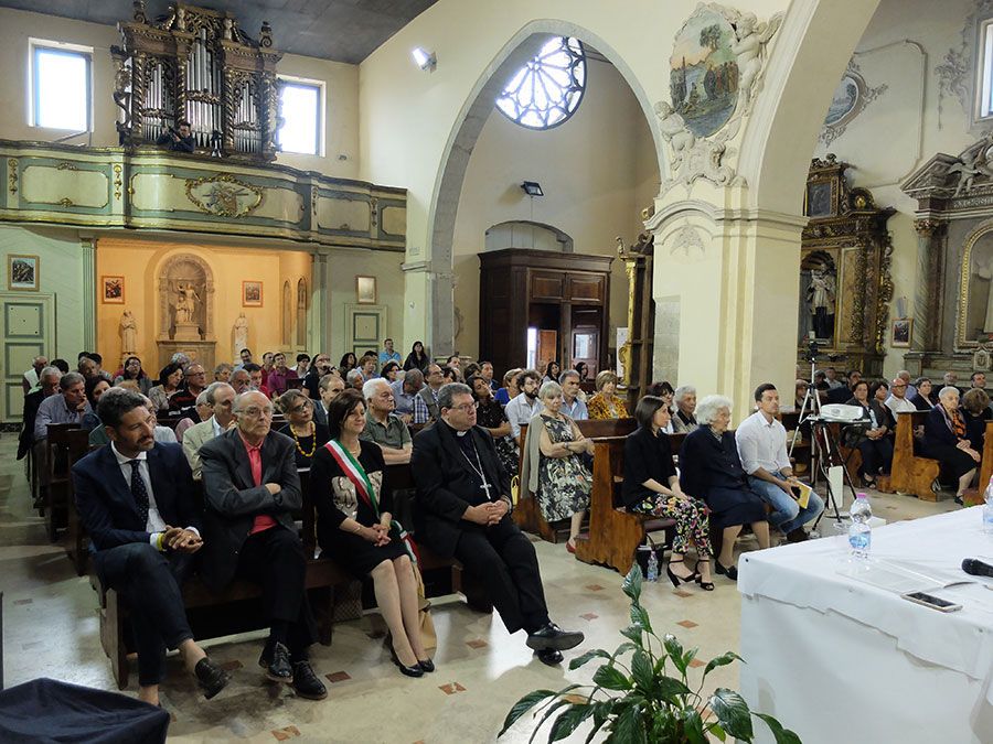 Una foto del vescovo Claudio Palumbo, tra il pubblico presente al convegno