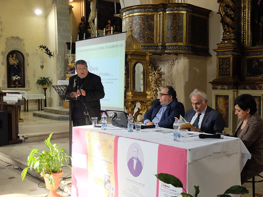 Una foto del convegno di Agnone durante la relazione del Vescovo Claudio Palumbo