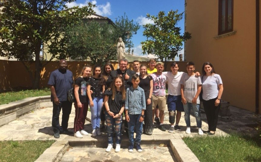 Una foto di gruppo dei cresimandi di Torella del Sannio
