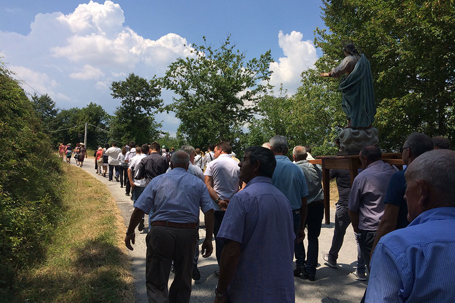 Un momento della processione in occasione della visita del Vescovo di Trivento Claudio Palumbo a Fontesambuco