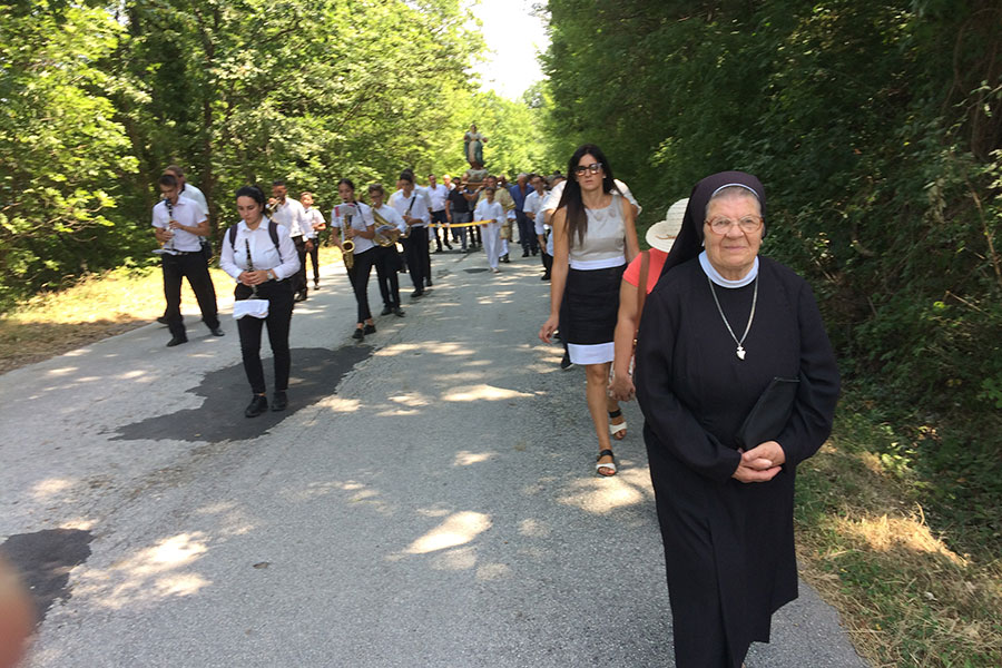 Un momento della processione in occasione della visita del Vescovo di Trivento Claudio Palumbo a Fontesambuco