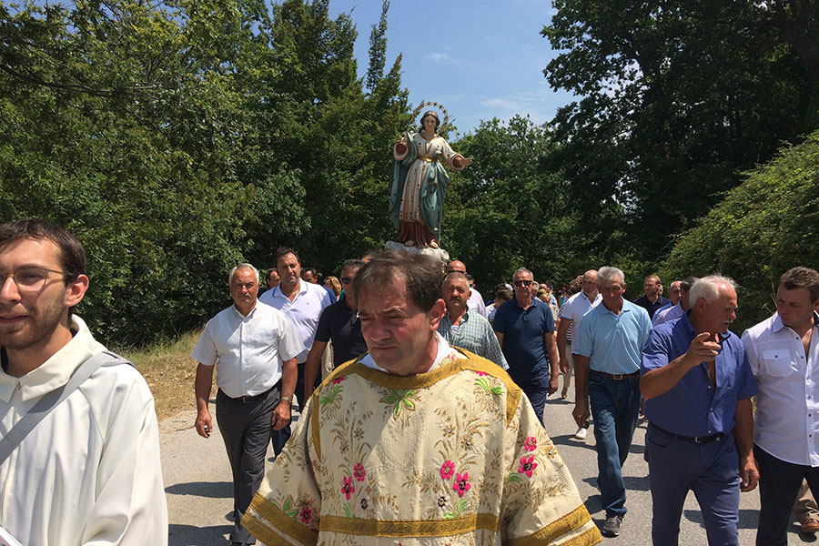 Un momento della processione in occasione della visita del Vescovo di Trivento Claudio Palumbo a Fontesambuco