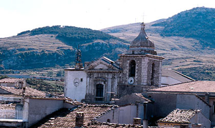 Una foto del campanile della chiesa di Frosolone
