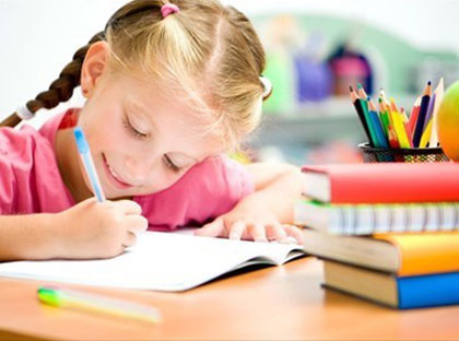 Immagine di una bambina che studia