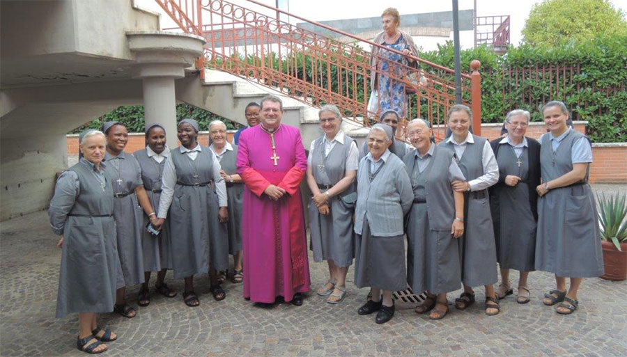 Una foto di gruppo con il Vescovo di Trivento Claudio Palumbo