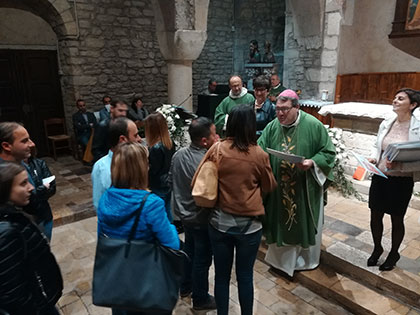 Il Vescovo Palumbo con alcune coppie di fidanzati