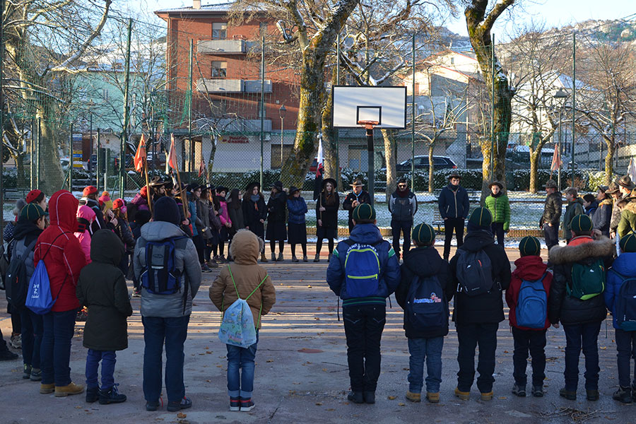 Il gruppo di scout raccolto in preghiera