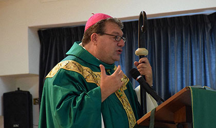 Il Vescovo Claudio presenta la comunità religiosa dei Padri Salettiani