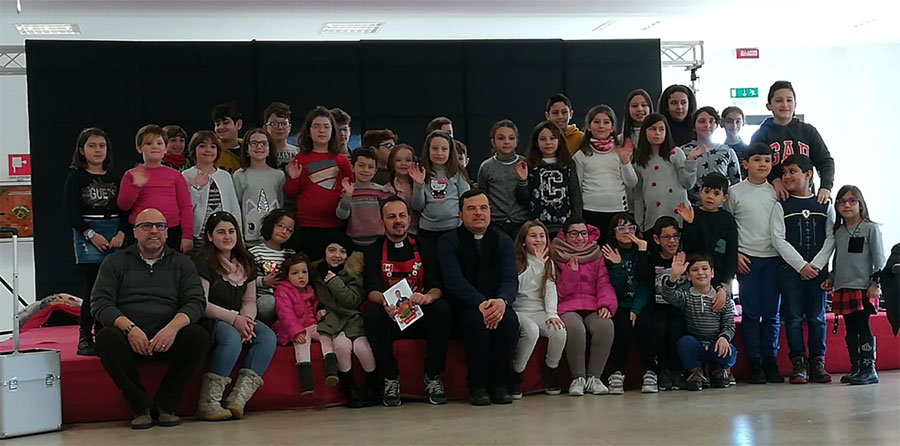 Una foto di gruppo dei bambini di Frosolone che hanno preso parte all'evento